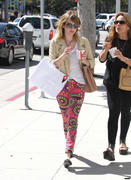 th_657198317_EmmaRoberts07062012EatingIceCreaminBeverlyHills24_122_105lo.jpg