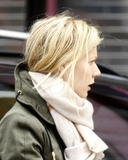 th_47335_Celebutopia-Gwyneth_Paltrow_at_Starbucks-13_122_1077lo.jpg