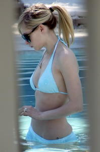Avril Lavigne_small_tits in light blue bikini