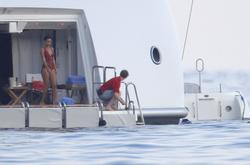 th_410916903_RihannaonheryachtinEzesurMer26.7.2012_13_122_158lo.jpg