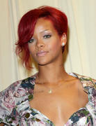 th_58298_RihannasignscopiesofRihannaRihannainNYC27.10.2010_170_122_17lo.jpg