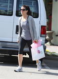 th_79127_Preppie_-_Sandra_Bullock_buying_clothes_for_her_daughter_in_Huntington_Beach_-_Feb._18_2010_648_122_183lo.JPG