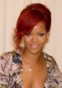 th_60846_RihannasignscopiesofRihannaRihannainNYC27.10.2010_244_122_198lo.jpg