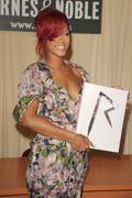 th_60808_RihannasignscopiesofRihannaRihannainNYC27.10.2010_240_122_23lo.jpg