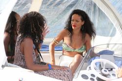 th_158954292_RihannashoppinginSt.Tropez23.7.2012_36_122_246lo.jpg