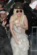 Lady GaGa (Леди ГаГа) - Страница 6 Th_90624_s-lg-at-abc-studios-in-nyc-20100210-8_122_31lo