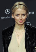 th_70076_Eva_Padberg_-_Mercedes_Benz_Fashion_Week_2010_2010-01-20_112_122_393lo.jpg