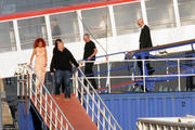 th_066079232_RihannaleavingMeinSchiff2inHamburg9.5.2011_13_122_396lo.jpg