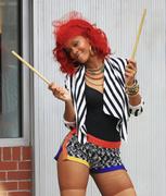 th_96088_Rihanna_shoots_Whats_My_Name_in_NYC_257_122_410lo.jpg