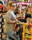 th_12159_Preppie_Hilary_Duff_grovery_shopping_with_her_family_1_122_433lo.jpg