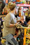 th_13636_Preppie_Hilary_Duff_grovery_shopping_with_her_family_9_122_434lo.JPG