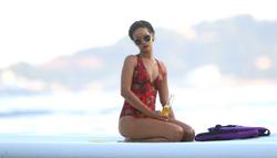 th_412295345_RihannaonheryachtinEzesurMer26.7.2012_64_122_435lo.jpg