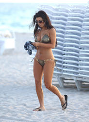 Kim Kardashian shows her body in small bikini (great ass shoots) at the Beach in Miami - Hot Celebs Home
