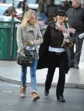 Sienna Miller (Сиенна Миллер) Th_27647_Preppie_-_Sienna_Miller_out_and_about_in_New_York_City_-_Dec._10_2009_065_122_448lo