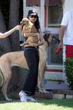 th_97934_Penelope_Cruz_takes_her_puppy_to_the_vet_04_461lo.jpg