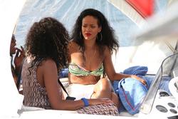 th_333474968_RihannashoppinginSt.Tropez23.7.2012_118_122_478lo.jpg