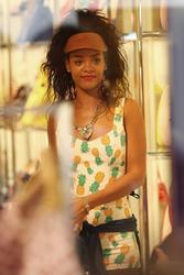 th_558220747_RihannaoutforshoppinginPortoCervo17.7.2012_51_122_481lo.jpg