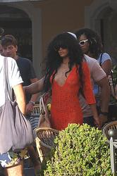 th_890501179_RihannaonshoppingtourinCapri19.7.2012_02_122_482lo.jpg