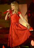 th_48447_Preppie_Taylor_Swift_turns_on_the_Westfield_Christmas_Lights_97_122_524lo.jpg