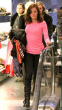 th_98092_Preppie_-_Rose_McGowan_shopping_at_Topshop_in_SoHo_-_Jan._10_2010_5235_122_6lo.jpg
