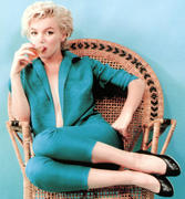 Иконы стиля прошлых лет Th_41216_Marilyn_Monroe17_122_60lo