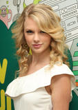 Taylor Swift looks beautiful in white dress at MTV’s Total Request Live