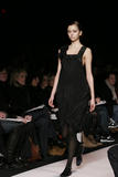 th_23184_md-fashionledge.com-fw06-rtw-newyork-w-wang-001-ocgulqa7_122_709lo.jpg