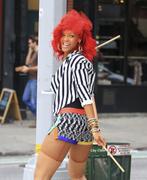 th_96012_Rihanna_shoots_Whats_My_Name_in_NYC_250_122_74lo.jpg