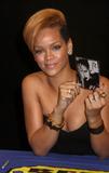 th_96784_celebrity-paradise.com_Rihanna_Best_0022_123_99lo.jpg
