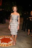 http://img147.imagevenue.com/loc125/th_59363_Vodianova_Natalia__im_Kleid__21_122_125lo.jpg