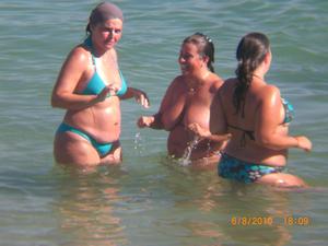 Spying Women On The Beach-61mklchobc.jpg