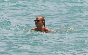 http://img147.imagevenue.com/loc3/th_588017821_ErinHeatherton_BikiniMiami_September11_2012_2_122_3lo.jpg