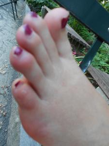 2-Girl-Feet-in-the-Park-%28x114%29-i6jnhnliv0.jpg