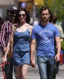 http://img147.imagevenue.com/loc730/th_77127_Anne_Hathaway_2009-04-24_-_Out_with_dog_in_NYC_122_730lo.jpg